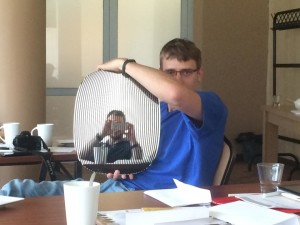 Na zdjęciu Krzystzof Kowalik i lutro. Odbija się postać Krzysztofa Łosia.