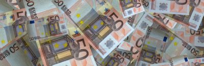 NA obrazku duża ilośc banknotów EURO